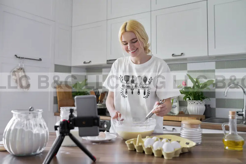 Mom's Kitchen Unisex t-shirt